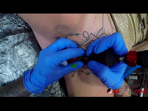 ❤️ La bomba Sully Savage, molt tatuada, es va tatuar al clítoris Porno preciós a nosaltres ❌❤